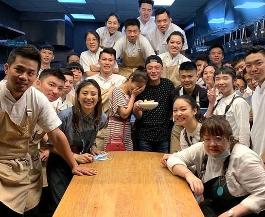 霍建华心如带女儿聚会，陈建州在现场拍余文乐意外曝光小海豚正面