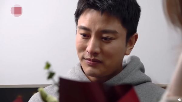 看他人求婚贾乃亮掩面流泪，热恋时的他也鼓起