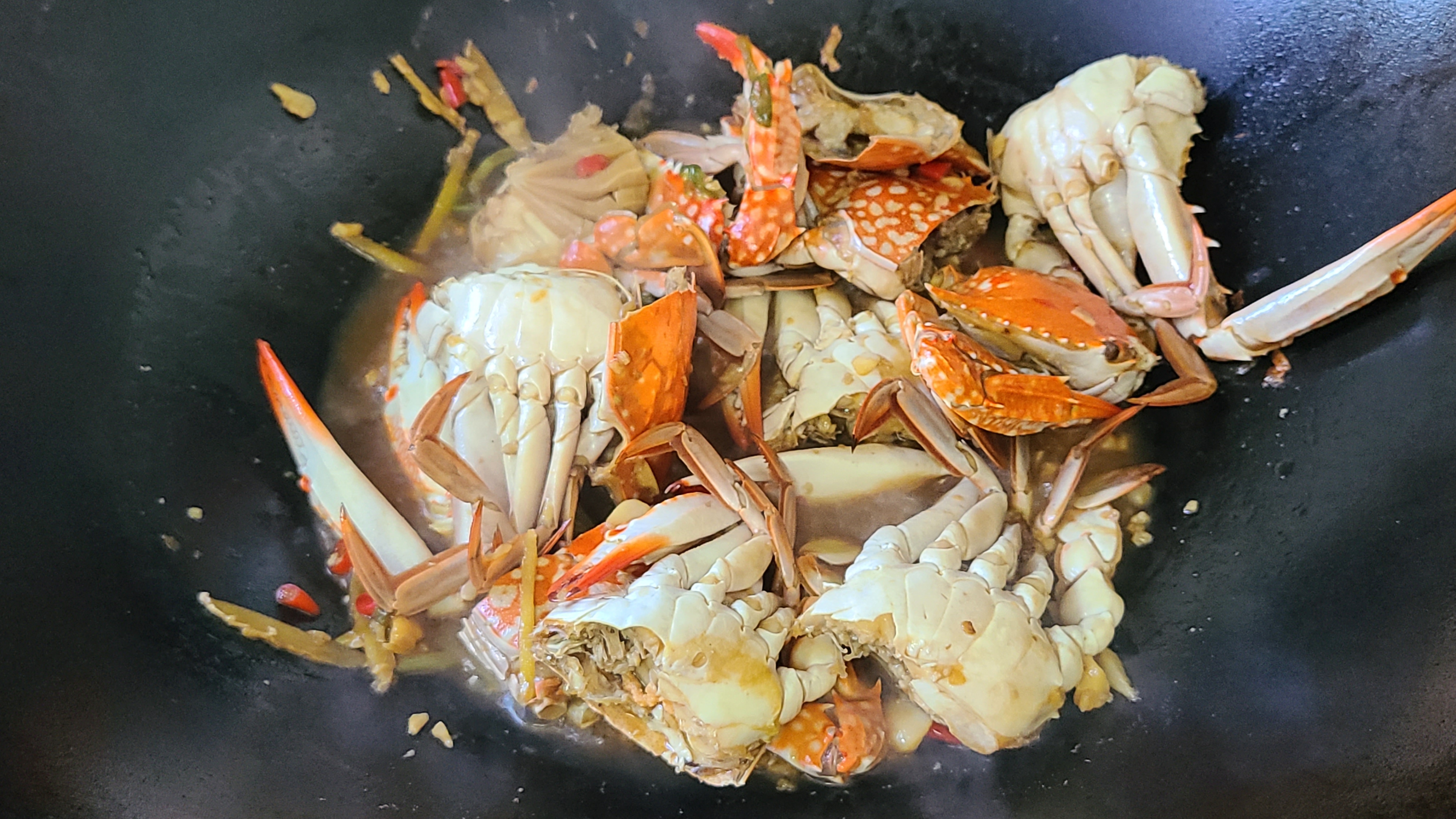 蒜蓉螃蟹的家常做法，很好吃的一道美食，简单美味，想吃就做