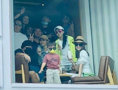 昆凌牵一双儿女看奶牛，弟弟身高快赶上姐姐，一家人穿扮超时髦