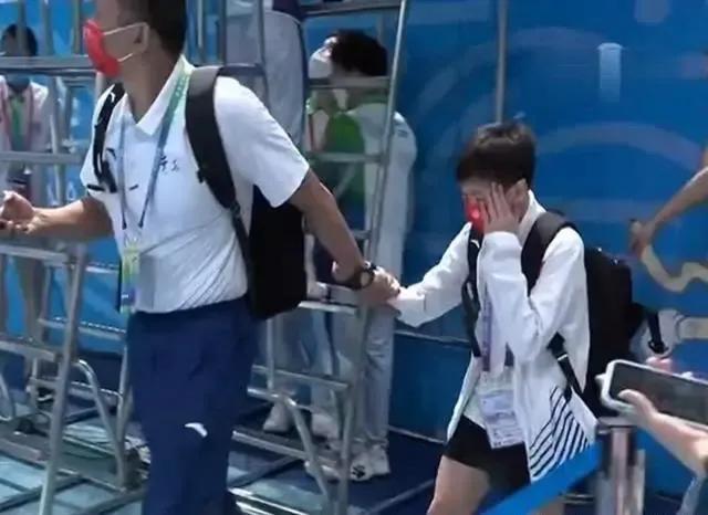 太可爱了！全红婵出现失误被何教练“眼神杀”，反应暖化网友的心