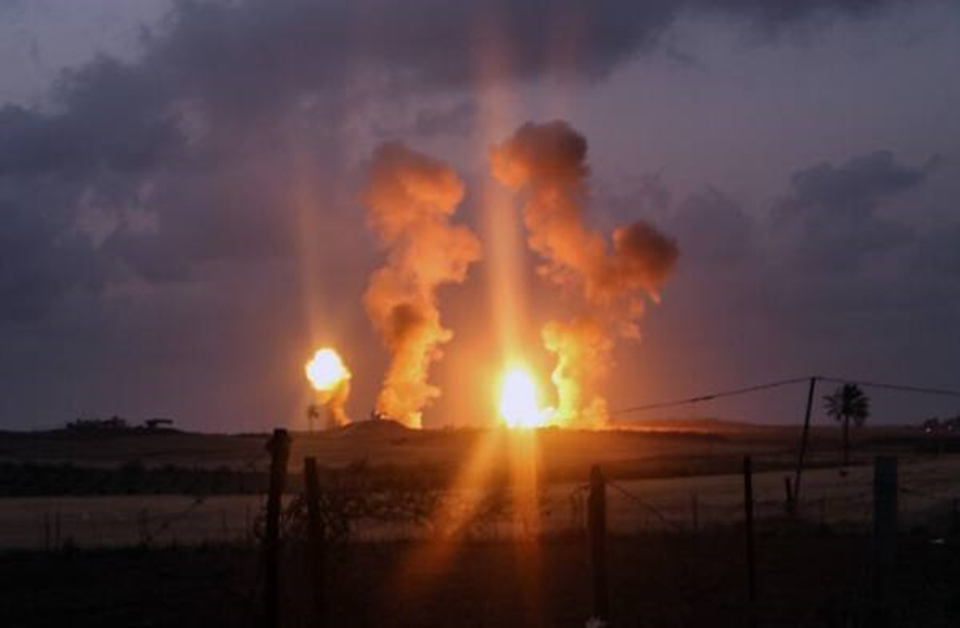 战斗在深夜再次打响，伊朗基地升起巨型蘑菇云