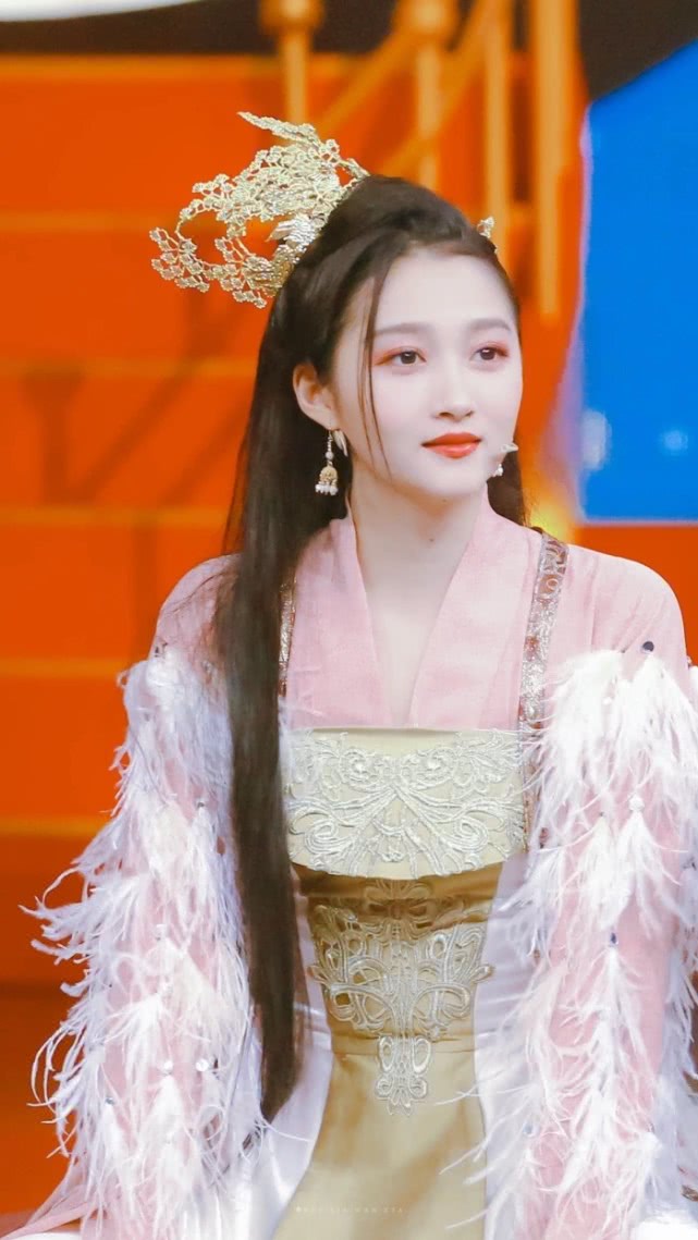 关晓彤参加跑男婚纱造型太美，不过也暴露了她