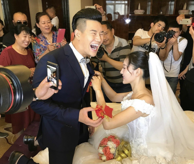 嘎子哥“二婚”言论争议删视频后，为老婆贴心