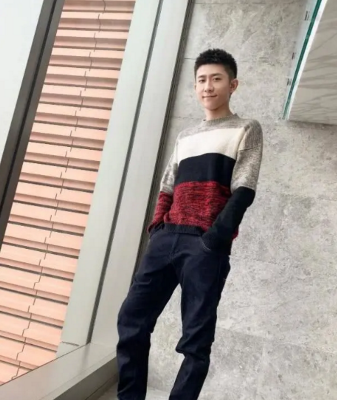 张一山发文“道歉”，只因当时眼睛模糊了，也