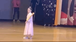 大s婆婆曬孫女演出視頻，小玥兒舞姿稚嫩，手持油紙傘變民國女孩