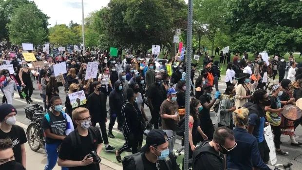 美著名富人区遭冲击，示威者首进白宫，亲美者