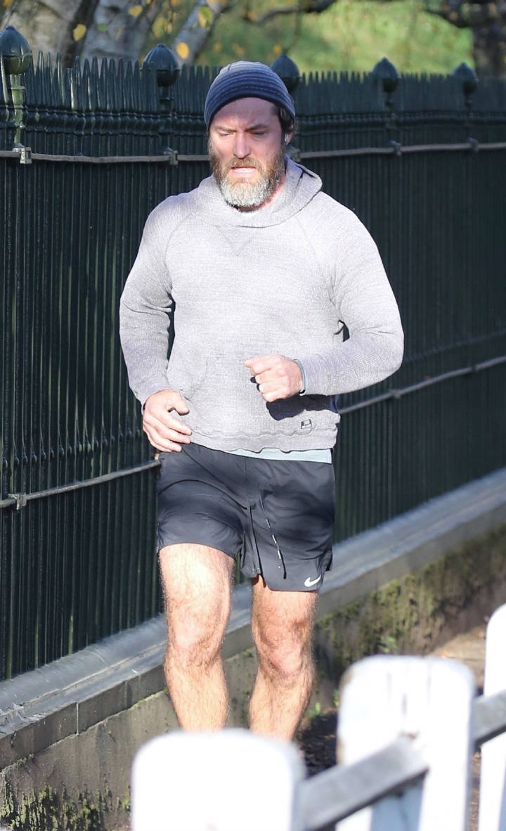 47-year-old Jude Law jogging in a new street shoot, white face and Hu ...