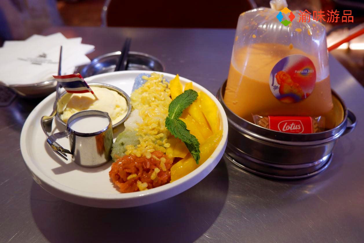 重庆另类的泰国餐厅：饮料直接用塑料袋装，感觉自己在装修现场