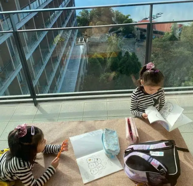 贾静雯晒全家出游照，母女同框神似姐妹，梧桐妹与继父感情超好