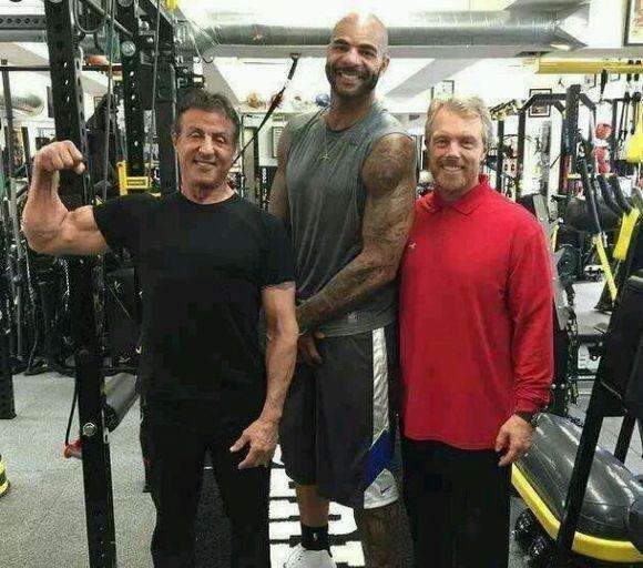 巨石強森也不敢站NBA球員身邊？瞬間變成“小石頭”，差距太大