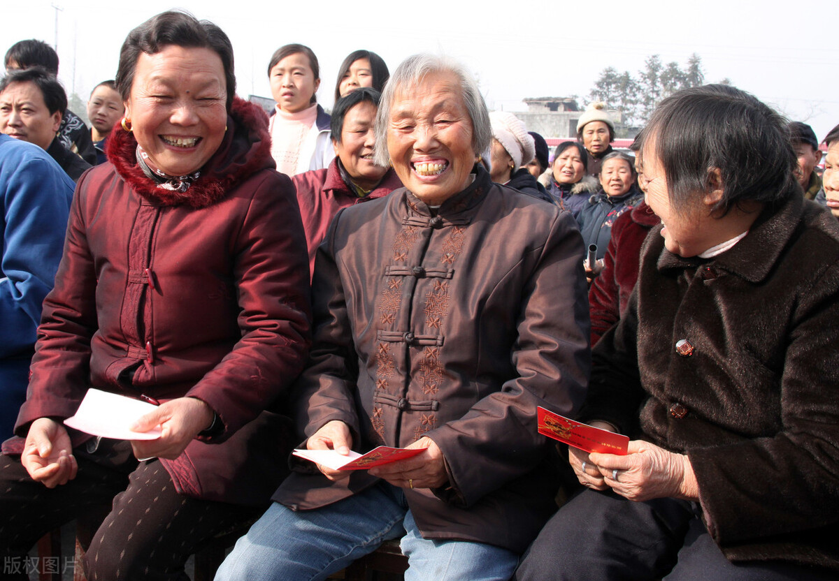 新农保是什么？每年交1000元，交满15年后每月能