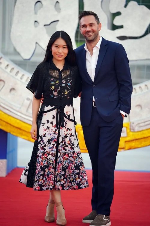 張藝謀39歲嬌妻曬照！37歲長女穿迷彩衣顯嬌小，顏值不及后媽