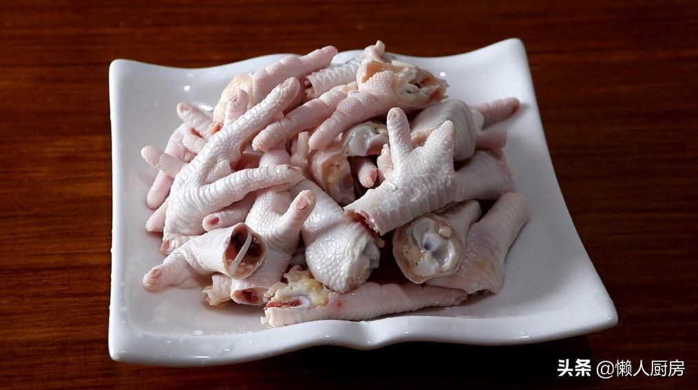 这是鸡爪的新做法，配上一点酸菜，开胃下饭，酥烂脱骨
