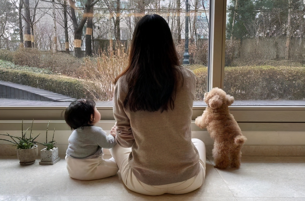 崔智友曬一家三口出遊照，小九歲神秘丈夫充當攝影師為妻女拍照