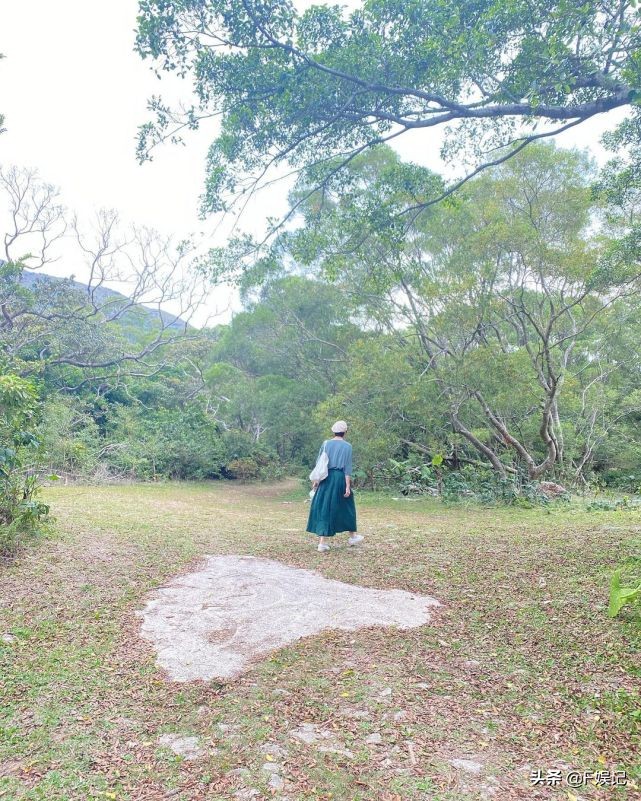 梁詠琪一家人陪媽媽郊遊提前慶祝母親節一身裝扮減齡顯年輕