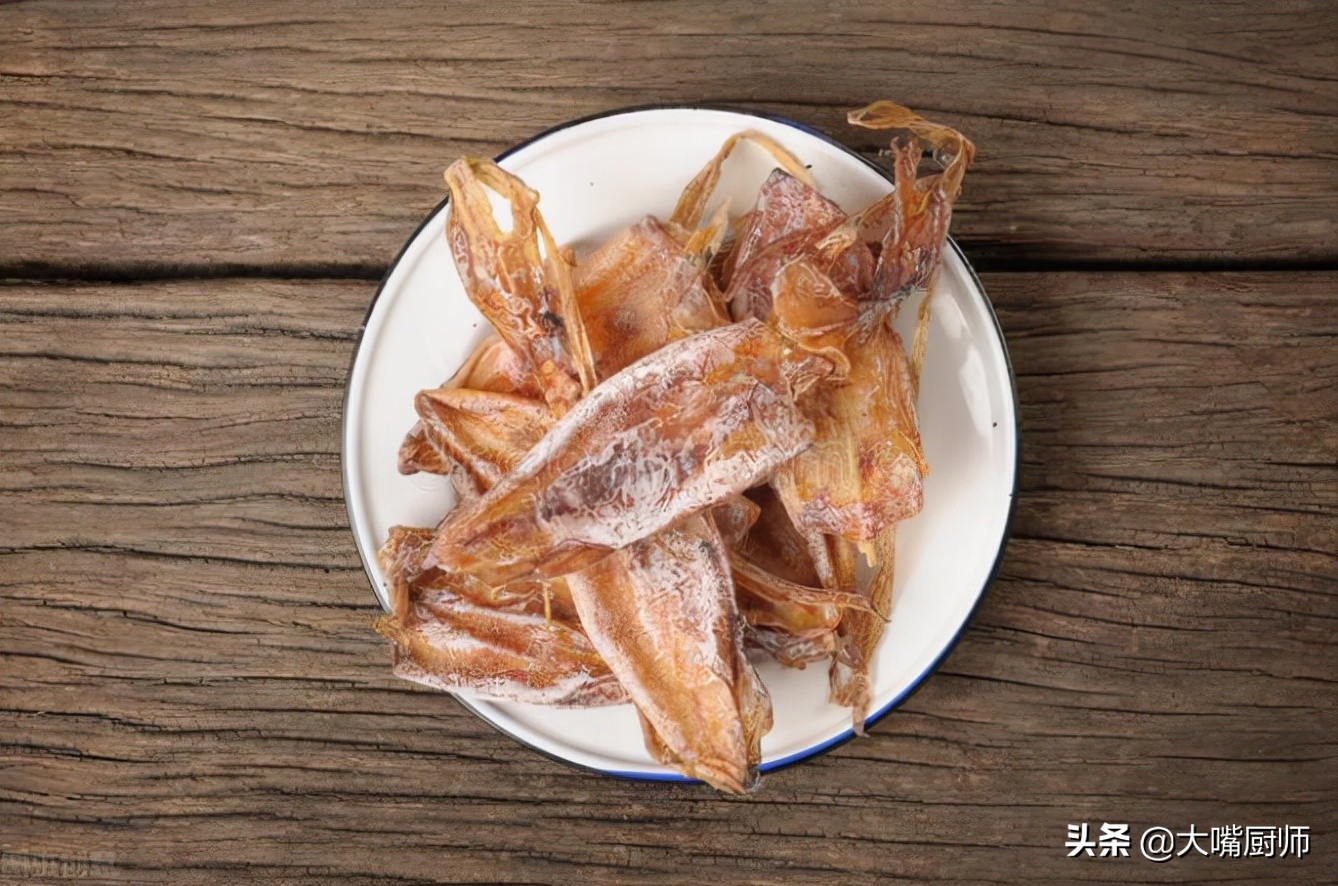 Don't use clean water to soak dried squid. Old fishermen said to add 2