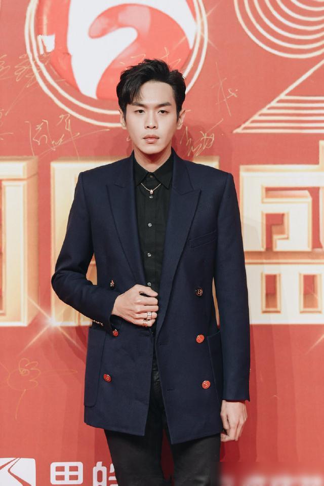 张若昀双颊凹陷气色差，瘦到脱相，还是蹭月子