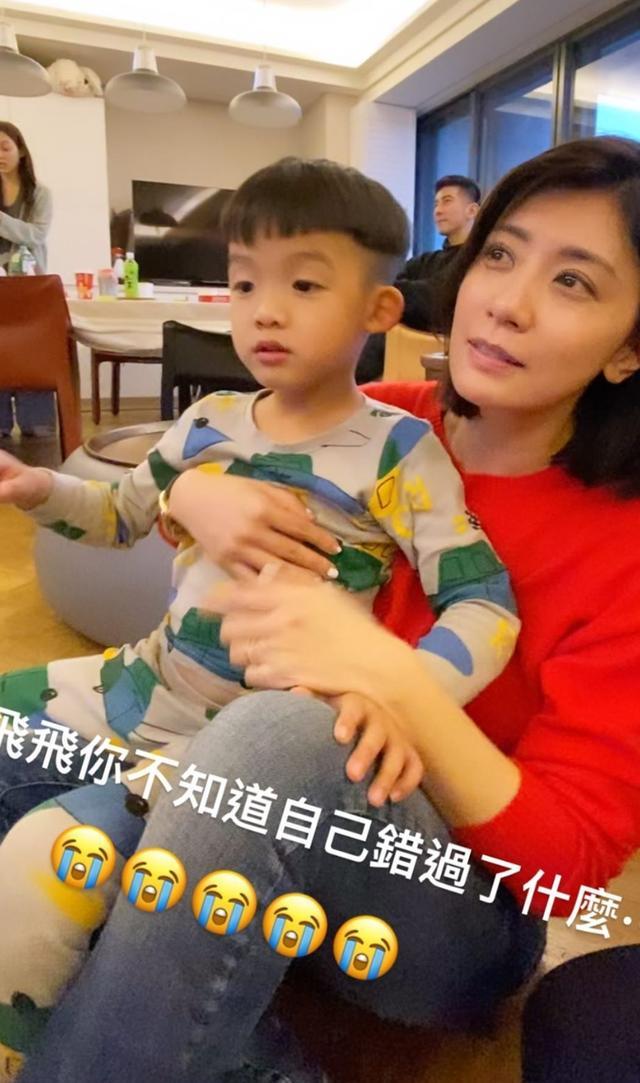 修杰楷陈建州一起带娃，咘咘求亲亲，飞飞却只想举高高，不解风情