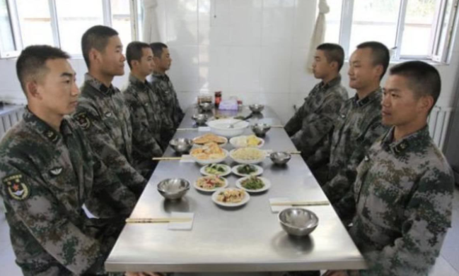 中国军人吃饭速度有多快？看完就知道他们有多