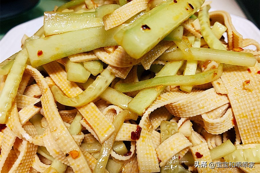 涼拌千張絲，做法簡單、味道好，家庭菜譜中必備的豆制品涼拌菜