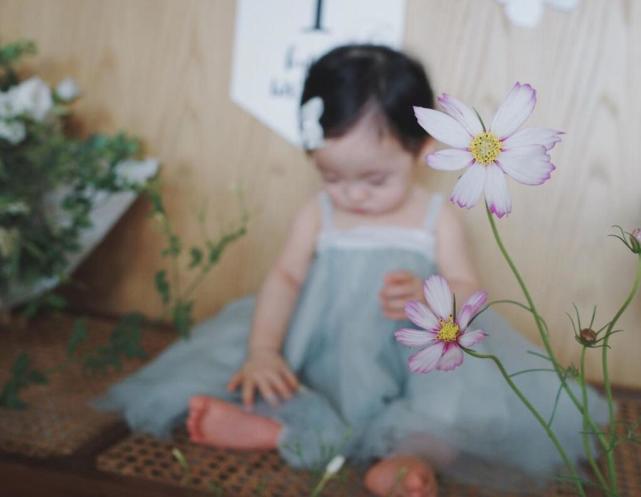余文乐女儿1岁生日，王棠云晒小初心高清无码照，皮肤白皙超可爱