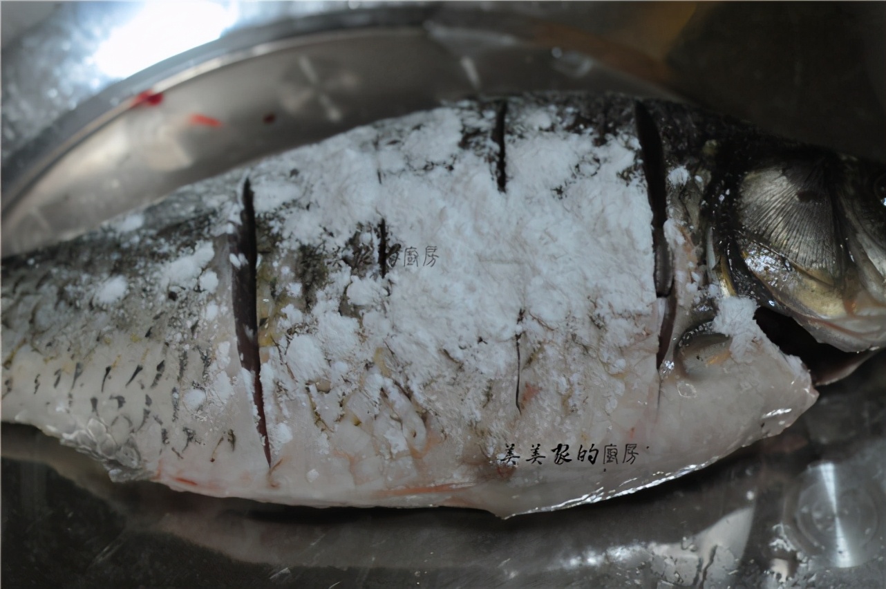 把整條魚扔進電飯鍋裡，不加油不放水，一周吃6次，餐餐都光盤