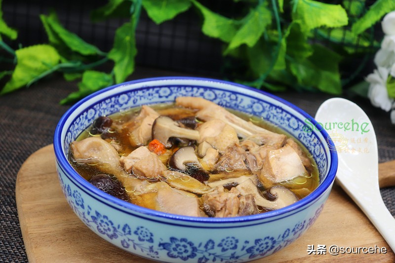 煲雞湯加這三種食材，熱乎乎暖暖的，很適合長輩喝，尤其冬天