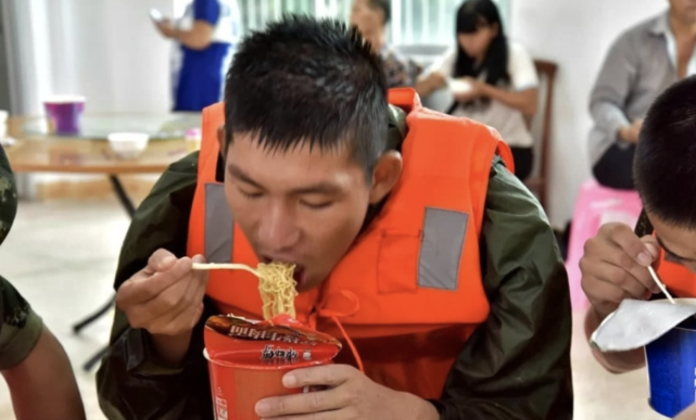 方便面被“踢出”救灾首选？看看救灾人员怎么