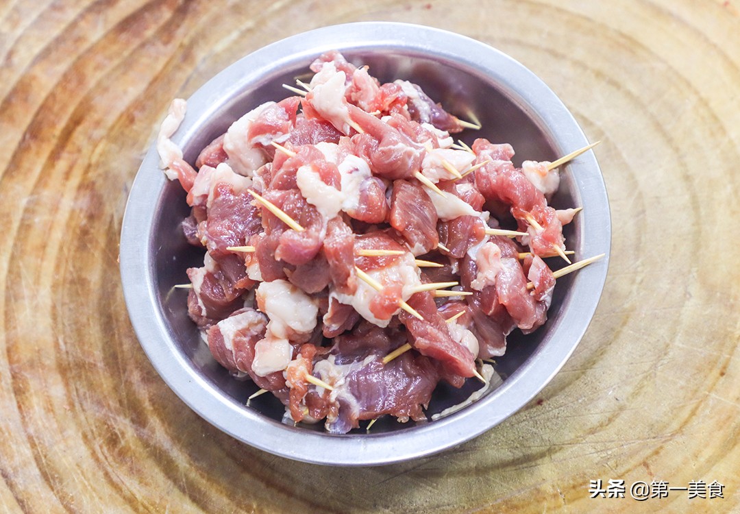 Toothpick Meat The chef teaches you how to make toothpicks and lamb. There are skills ...