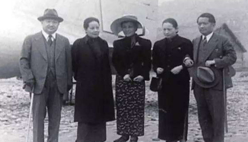 蒋介石不顾情面过河拆桥，杜月笙大呼："蒋介石，你把我当夜壶！"