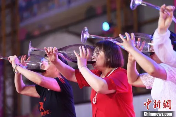 酒王争霸赛 重庆民众拿巨杯豪饮红酒