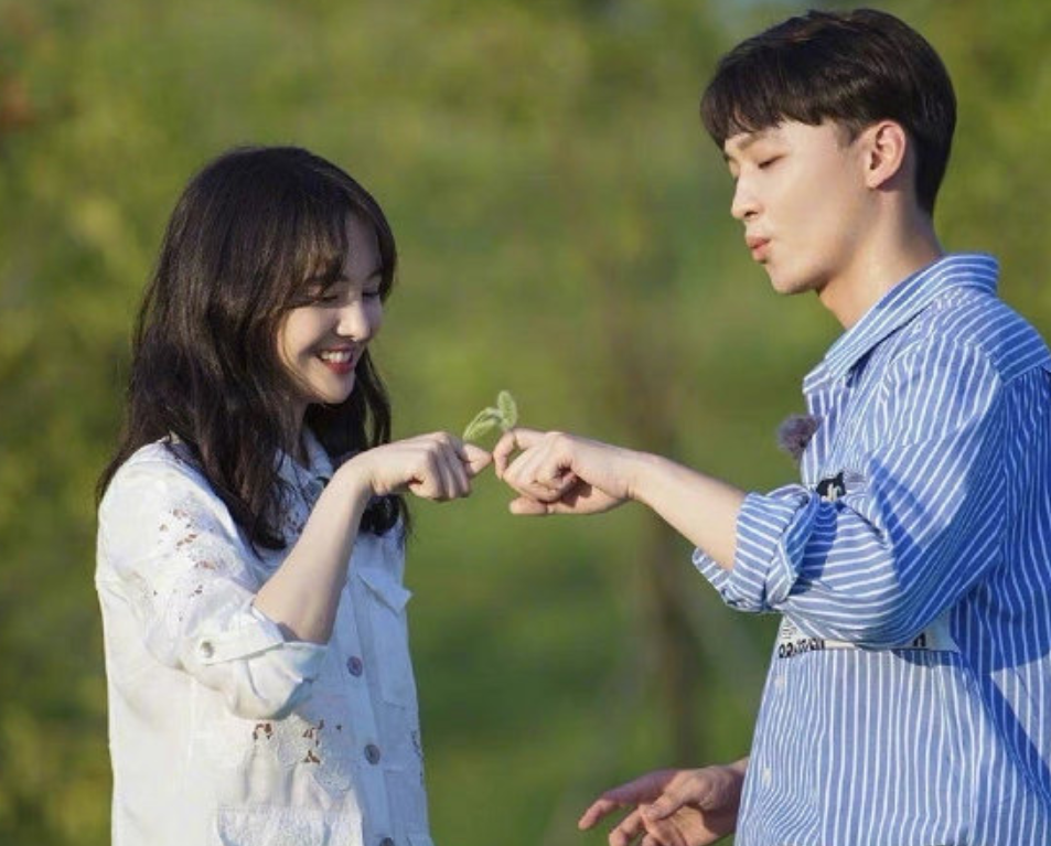 郑爽出席庭审照曝光，满面油头精神不佳，发际