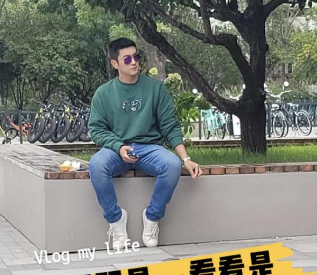 杜江一家游玩被偶遇，霍思燕手牵神秘小女孩，嗯哼抱玩具不撒手