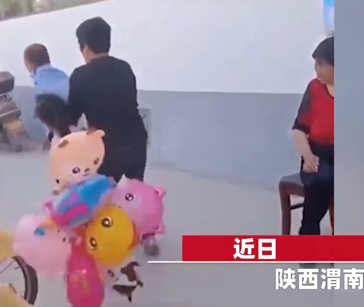 “我不卖了”,女孩景区门口卖气球遭驱逐痛哭,涉事保安已被批评教育