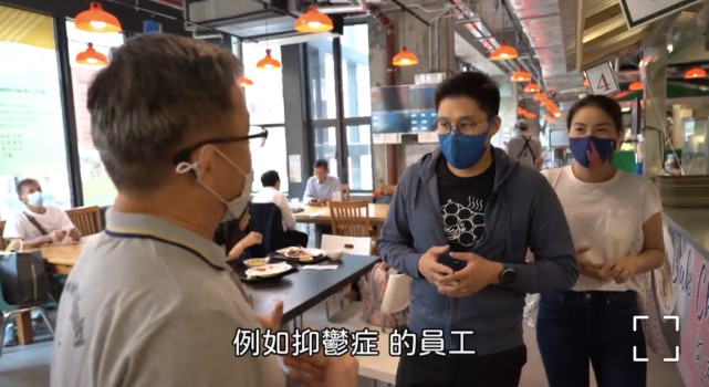 郭晶晶陪丈夫工作顯靦腆，小露一手讓霍啟剛當眾暴露“迷弟”本色