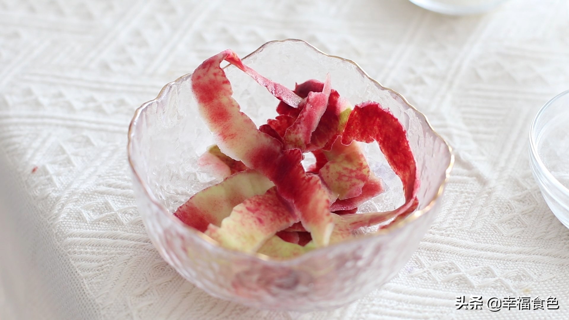 用桃子做花式果冻，满满蜜桃香，好看又好吃