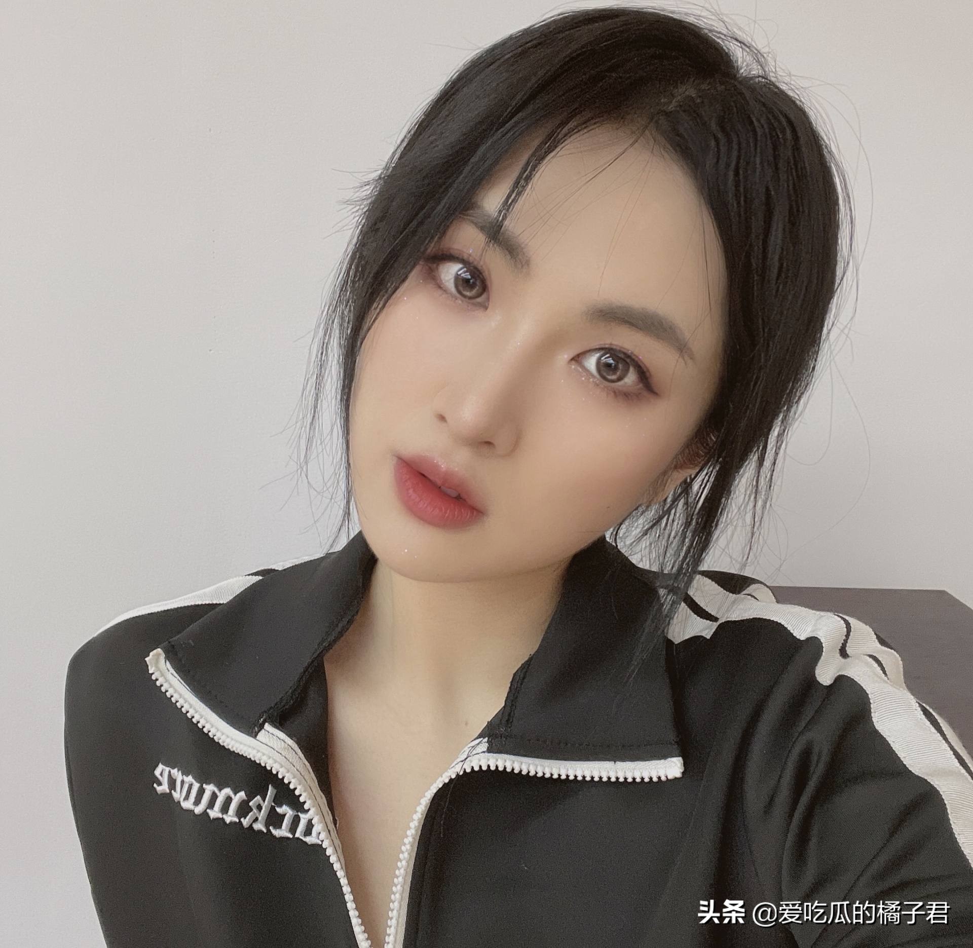 华为二公主将闯娱乐圈？与赌王女儿合影站C位，资源背景太逆天