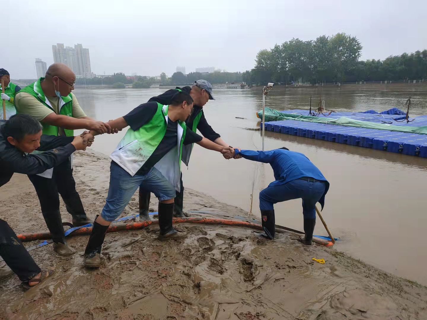 漯河城管雨中清淤“连战”获市民热赞