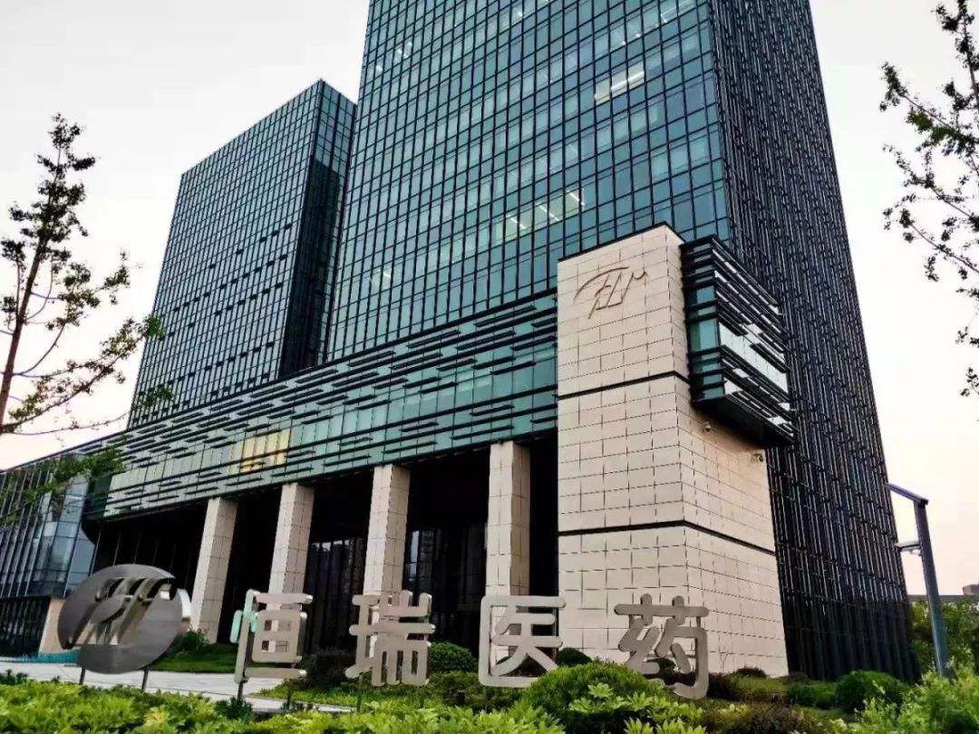 中国第一药企是哪家？老板靠卖板蓝根赚430亿，工厂建得像故宫