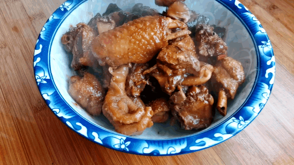 东北名菜小鸡炖蘑菇，原来好吃是有道理的，鸡肉不腥不柴味更香