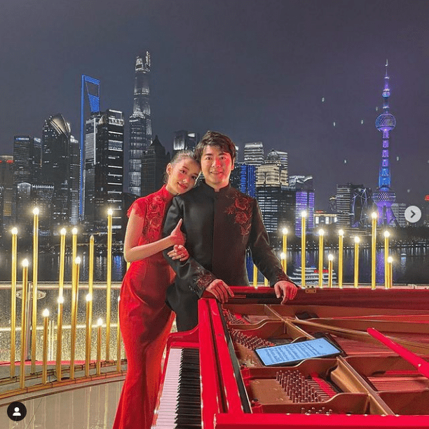 郎朗送大钻戒为娇妻庆生，吉娜晒合照高调撒糖，夫妻比心对视甜齁