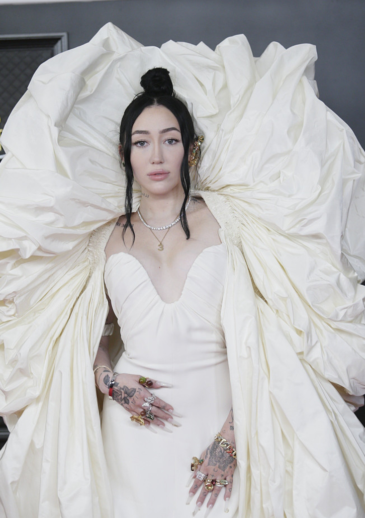 群星亮相格莱美太拼，女星外穿骷髅衣太惊悚，v领到肚脐很常见？