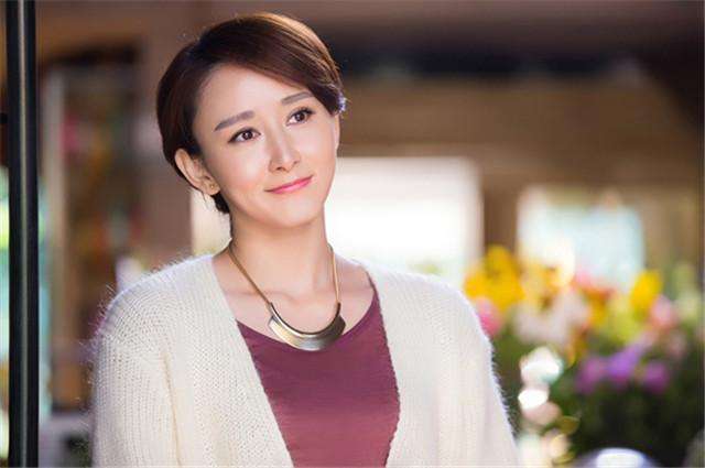 43岁胡静：身材和颜值如同少女，嫁入豪门，把老公熬成“爹”