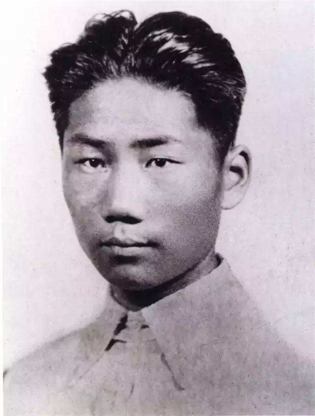 毛岸英：8岁生日失去母亲，新婚一年牺牲战场，