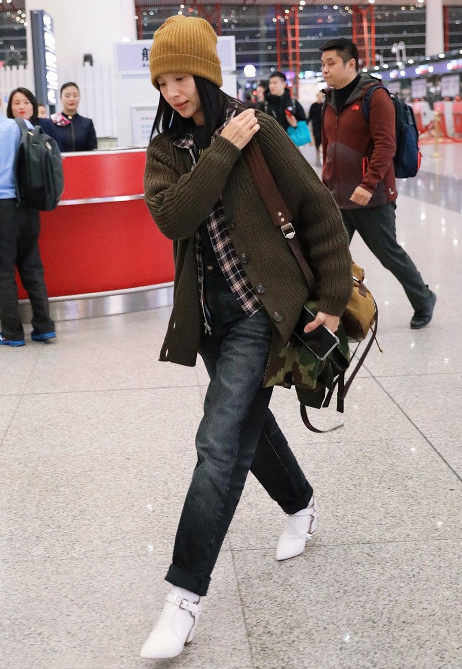 董洁早起做饭，素颜眼窝深陷皱纹横生，41岁的脸