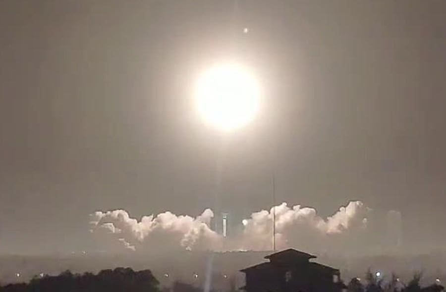 中国火箭碎片掉落日本境内，白底蓝字长4米，日本人要拿来打盾牌