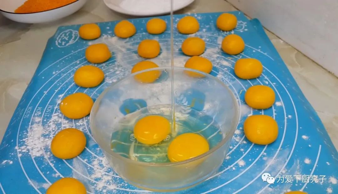 自制南瓜丸子的做法，锅里一炸，出锅不发硬不吸油，全家都抢着吃