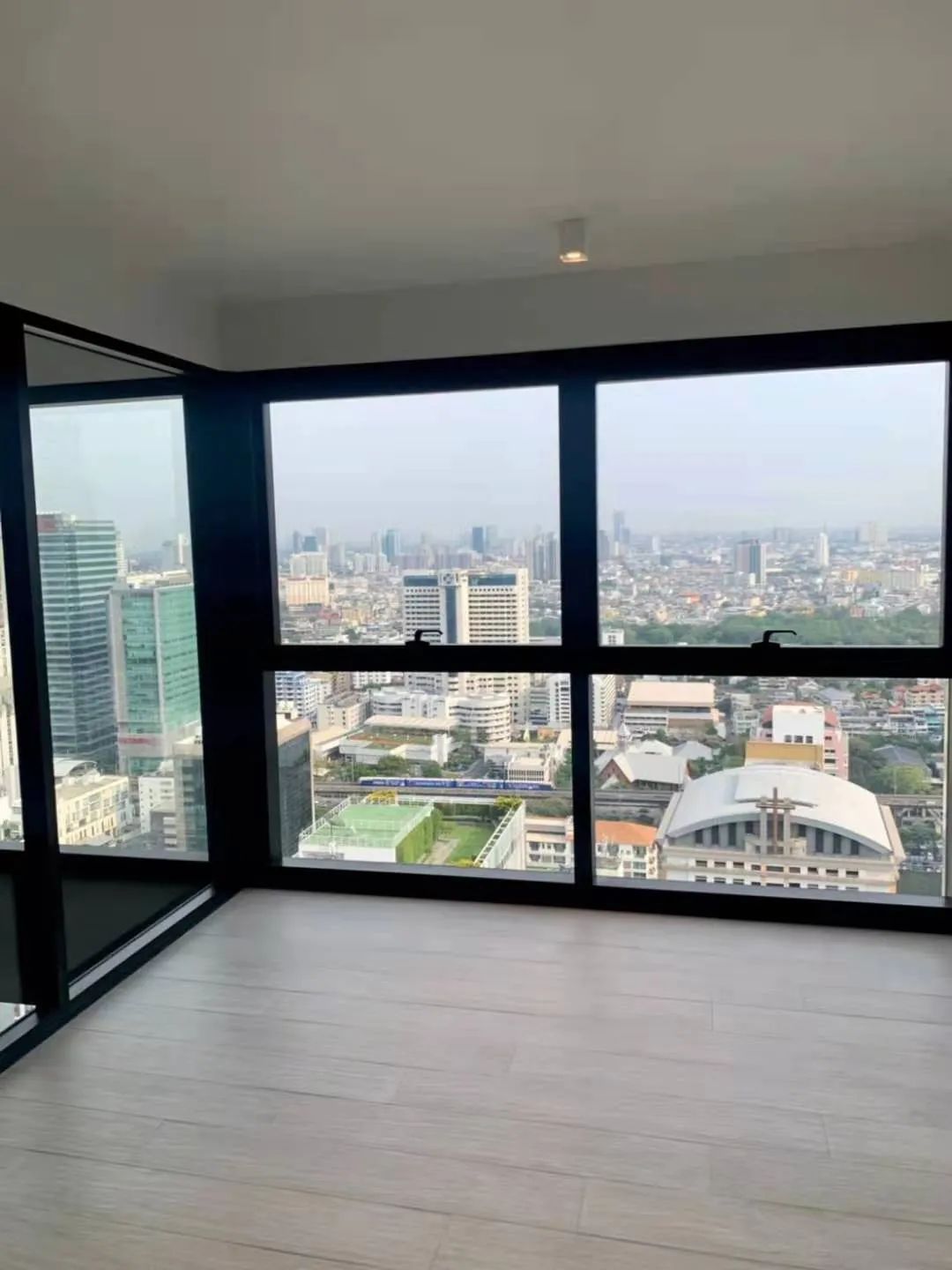 仅3套！曼谷“华尔街”轻轨旁豪宅公寓丨准现房 The Lofts Silom