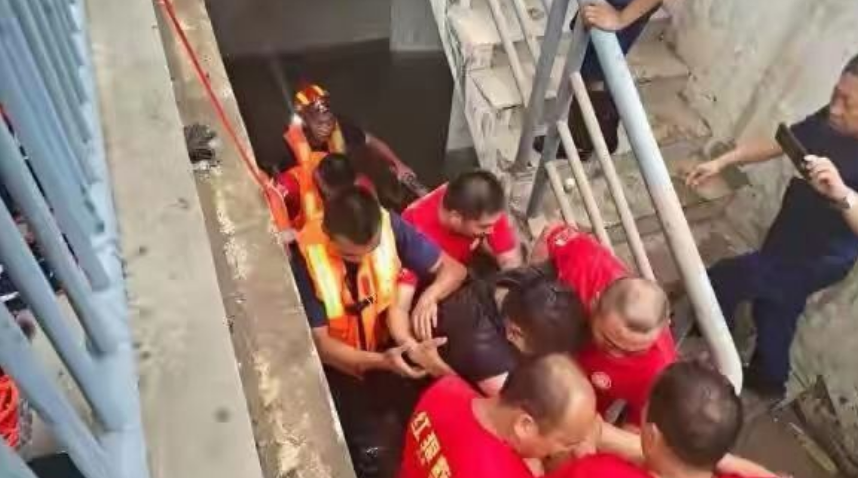 郑州男子被困车库4天，喝污水续命身上多处被泡烂：8次不想活了